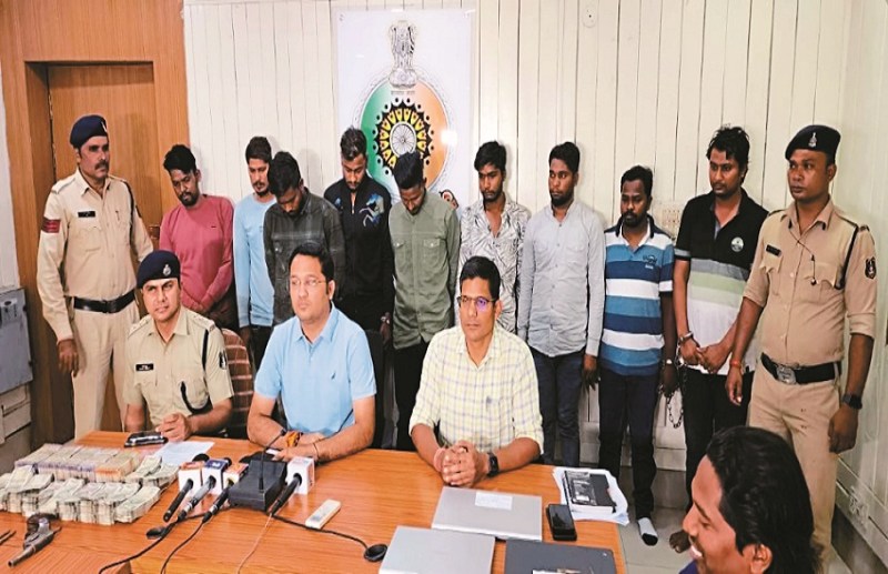 21 lakh cash looters caught from office, mastermind absconding crime
