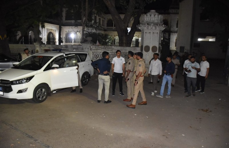 जामनगर : सरकारी सजुबा गल्र्स हाई स्कूल में दरगाह को ढहाया