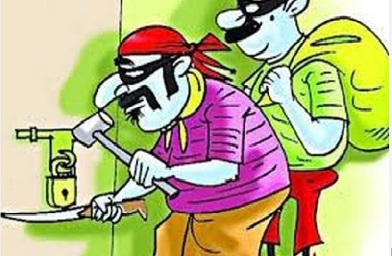 परिवार गया केरल, घर में घुसे चोर, दो लाख नकद, लैपटाप समेत लाखों की संपत्ति समेट ले गए