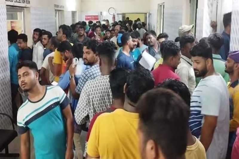 Odisha Train Tragedy: घायलों को खून देने के लिए जुटा हुजूम