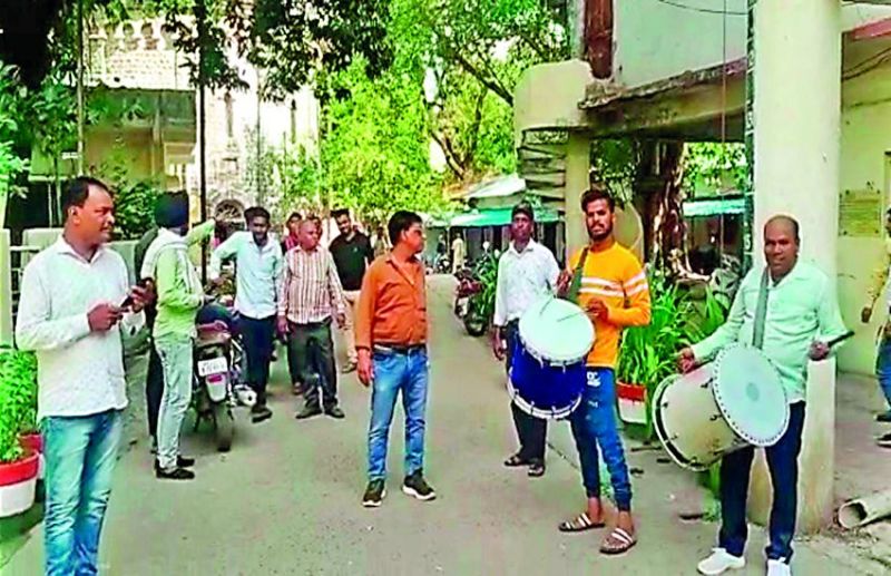 एमआइसी सदस्य तिवारी का विभाग बदला तो बजे ढोल