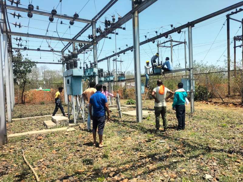 कटौती से परेशान ग्रामीणों ने किया पावर हाउस का घेराव