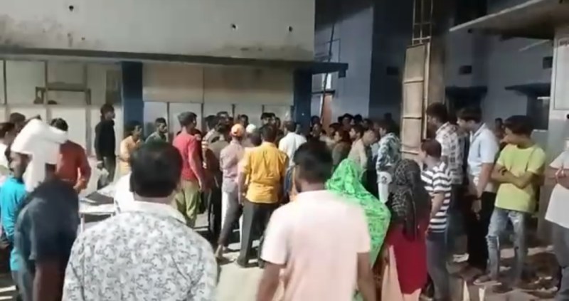 Video: सिद्धबाबा पहाड़ी पर टहलते तीन युवक भालू देख भागे, दो लोग 40 फीट से ज्यादा गहरी खाई में गिरे