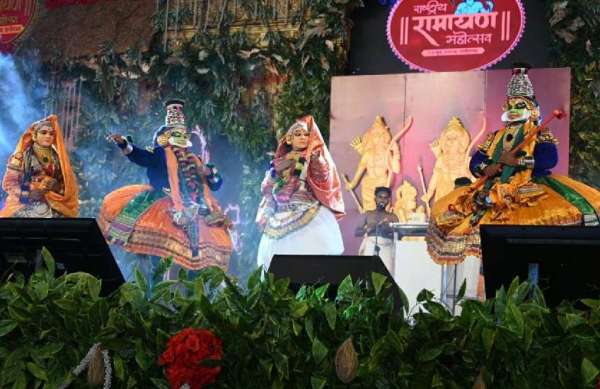 कलाकारों ने दी खास प्रस्तुति 