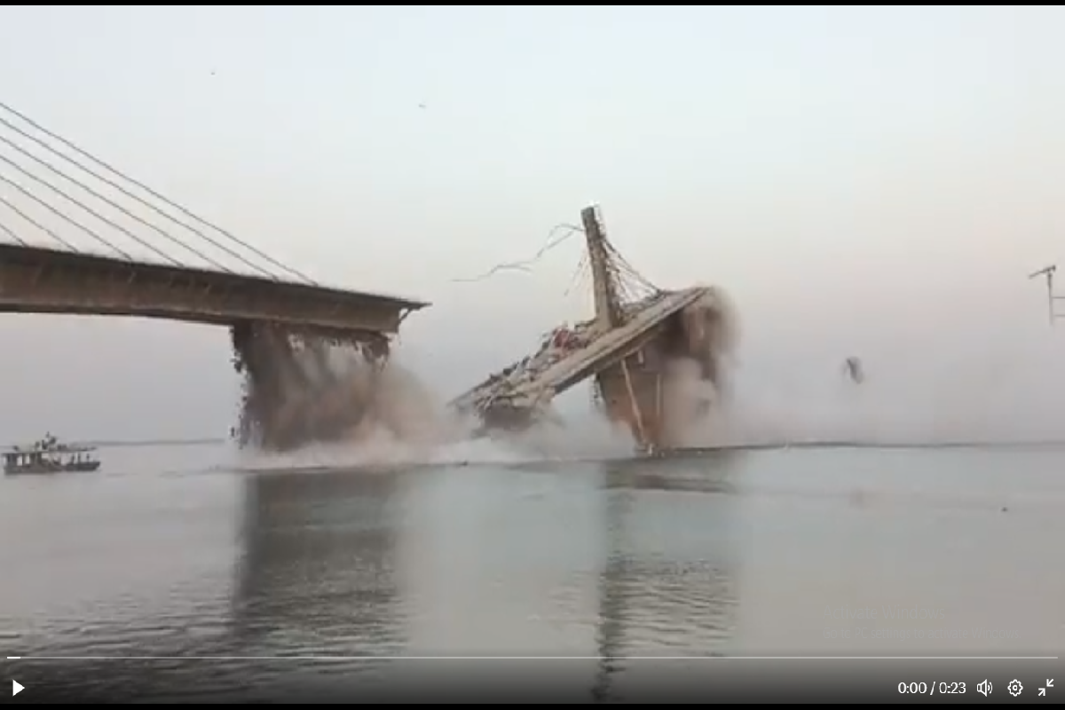 भागलपुर में गंगा नदी पर बन रहा फोरलेन पुल गिरा, सामने आया यह वीडियो