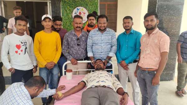 शिविर में 51 यूनिट रक्तदान किया गया।