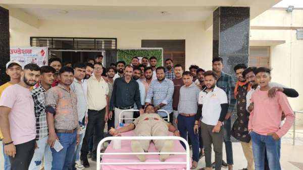 शिविर में रक्तदान के लिए पुलिस कर्मी भी आए आगे।