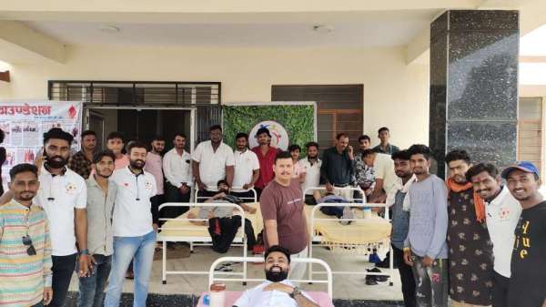 शिविर में रक्तदान करते युवा।