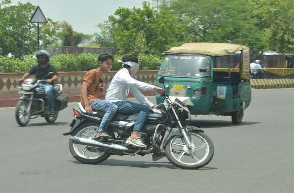 वाहन दौड़ाए तो कई ने रास्ते बदल लिए, क्योंकि बिना हेलमेट थे