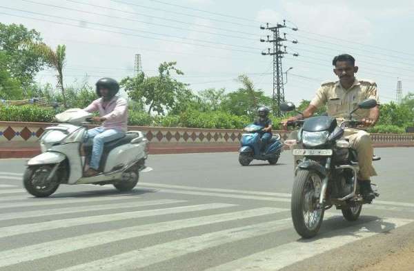 वाहन दौड़ाए तो कई ने रास्ते बदल लिए, क्योंकि बिना हेलमेट थे