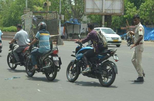 वाहन दौड़ाए तो कई ने रास्ते बदल लिए, क्योंकि बिना हेलमेट थे