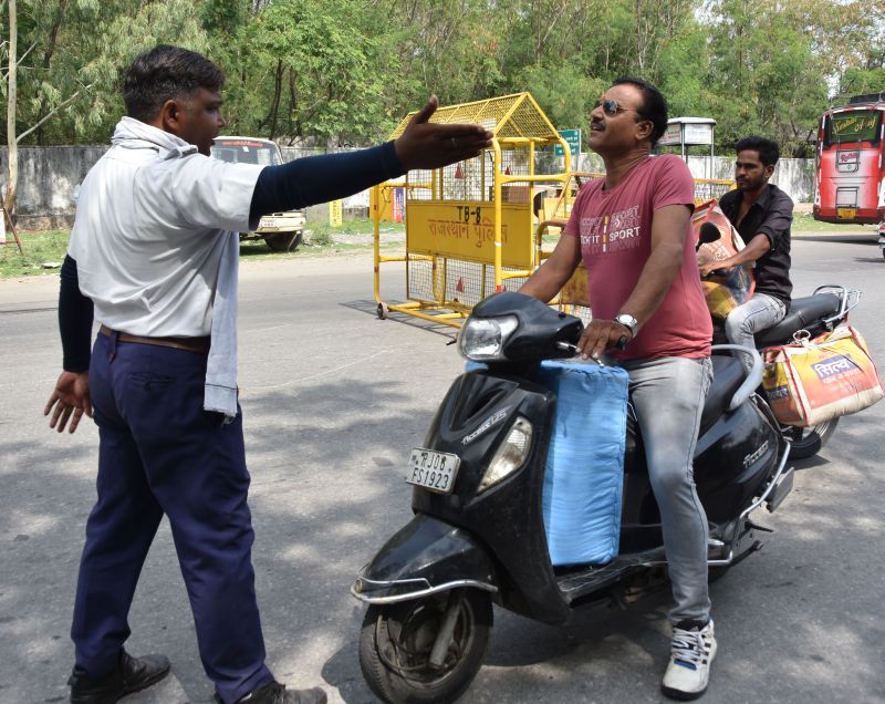 भीलवाड़ा में हेलमेट: किसी ने सिफारिश के लिए लगाया फोन तो किसी ने बदली राह