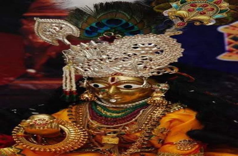 चांदी के बर्तनों में चांदी की चम्मच से लगा रहे भोग, सोने के तिलक का नया ट्रेन्ड