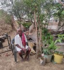 75 की उम्र में भी लगा रहे पेड़, मरघट को बनाया बैकुंट