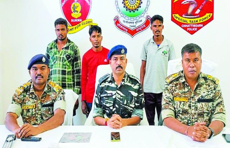 पुलिस के समक्ष नक्सलियों के किया आत्मसमर्पण