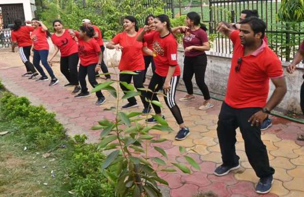 रायपुर@ पत्रिका. पत्रिका अमृतं जलम् अभियान के तहत रविवार को पुरानी बस्ती स्थित महाराजबंद तालाब में सुबह 6 बजे श्रमदान के लिए शहरवासी जुटे ।