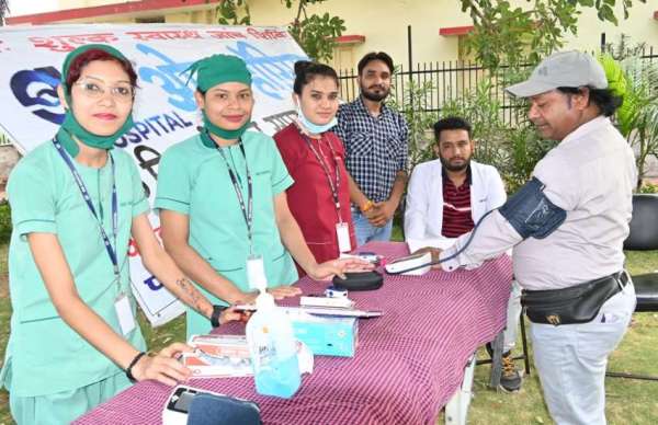 हेल्थ चेकअप कैंप में अपना टेस्ट करवाते नागरिक