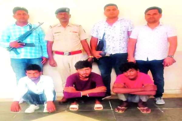 police ke chungal me badmash 