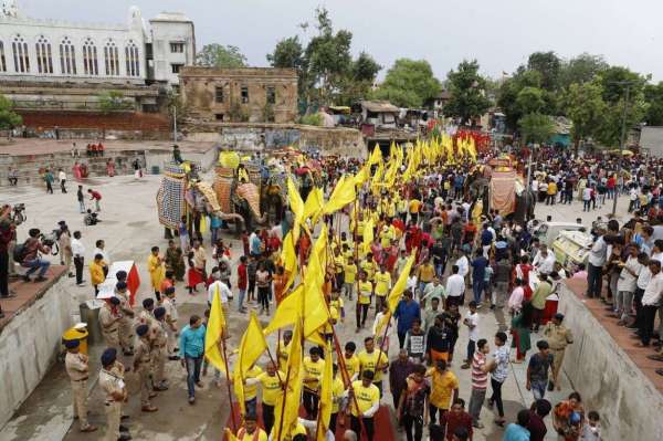 जगन्नाथ रथयात्रा की तैयारी: अहमदाबाद में निकाली जलयात्रा, 10  कलश के जल से किया साबरमती का अभिषेक