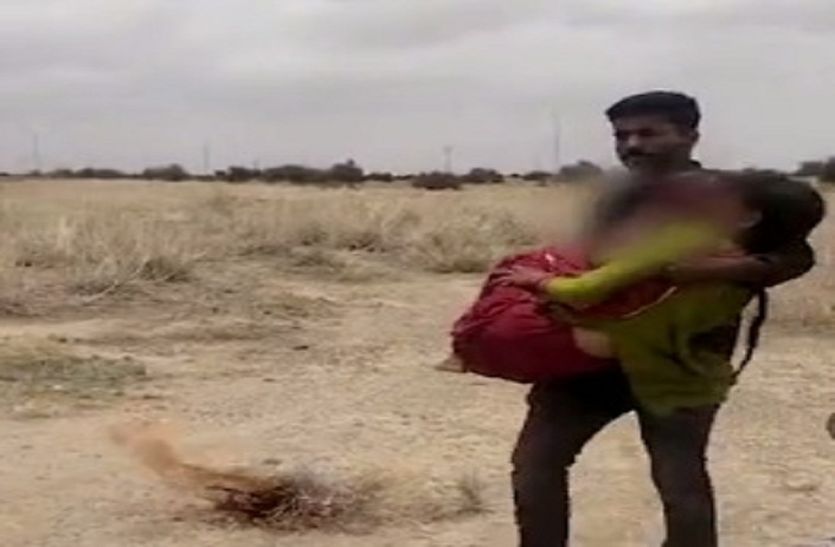 घास में आग लगाई, युवती को गोद में उठा लगाए फेरे, वीडियो वायरल होने पर मचा हंगामा, जानें कहां का है मामला
