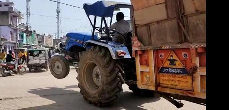 भीड़भाड़ वाले क्षेत्र में तेज गति से निकलते हैं रेत से भरे ट्रेक्टर