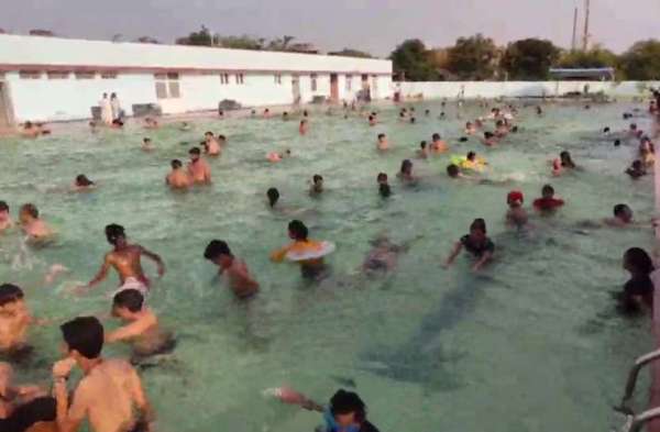 गर्मी की छुट्टियों में बच्चे सीख रहे तैरना, कुछ कर रहे पूल पार्टी