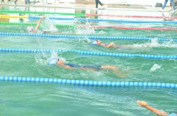 गर्मी की छुट्टियों में बच्चे सीख रहे तैरना, कुछ कर रहे पूल पार्टी