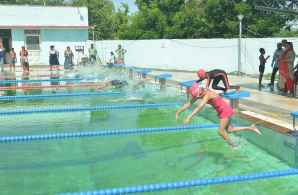 गर्मी की छुट्टियों में बच्चे सीख रहे तैरना, कुछ कर रहे पूल पार्टी