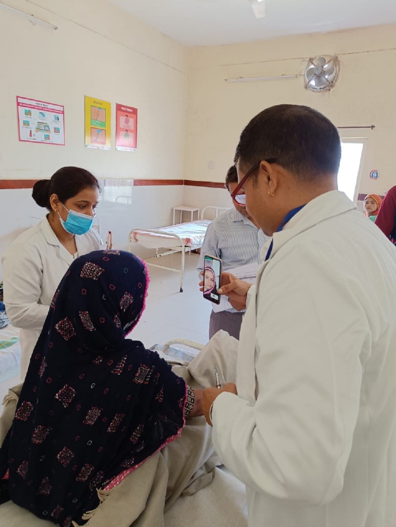 स्वास्थ्य मंत्री ने पूछा समय पर दवा मिल रही है या नहीं, साफ सफाई कैसी है