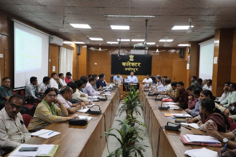 24 अधिकारियों ने शिकायतें अटैंड नहीं कीं, कलेक्टर ने वेतन से काटे 100-100 रुपए