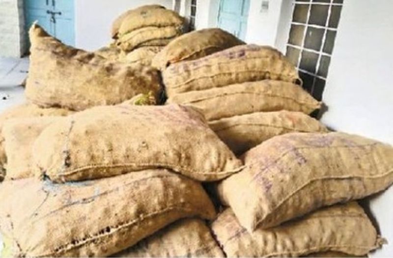 थाने के बरामदे में आलू।