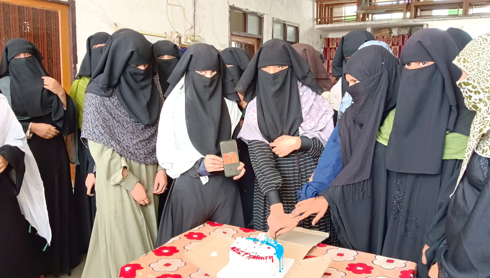 Moradabad News : मुस्लिम बुर्का नशी छात्राओं में बड़ा योगी का क्रेज केक काटकर मनाया जन्मदिन