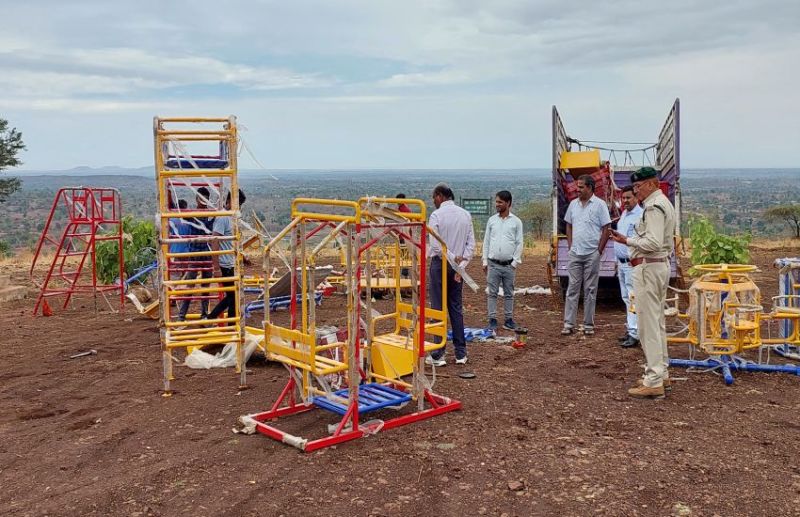 सीएम के झाबुआ आने से पहले हाथीपावा पर लगाए नए झूले-चकरी
