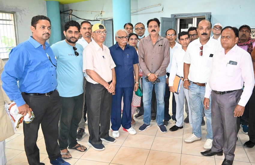 मीडिया को अपनी परेशानी बताते पीड़ित।