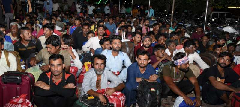 Gujarat: पाकिस्तान की जेल से रिहा 200 मछुआरे गुजरात पहुंचे