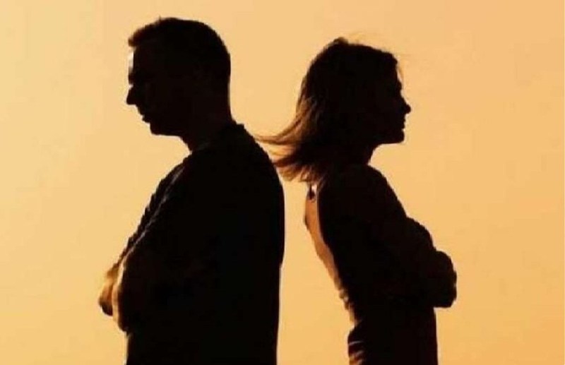 पति-पत्नी के बीच बड़ा बवाल, घर खाली कराने भेजे गुंडे-पुलिस, नाराज महिला ने डंडे से पीटा फिर...