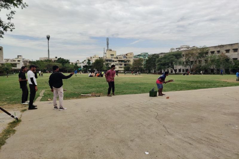 खेल मैदान है नहीं, पार्कों को बना दिया ग्राउंड, सुबह घूमने वाले परेशान, बच्चों का तर्क कहां खेले