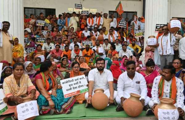 सोमवार को  नगर निगम में नेता प्रतिपक्ष श्रीमती मीनल चौबे एवं जिलाध्यक्ष जयंती पटेल जी के नेतृत्व में नगर निगम मुख्यालय के सामने जंगी प्रदर्शन किया गया।