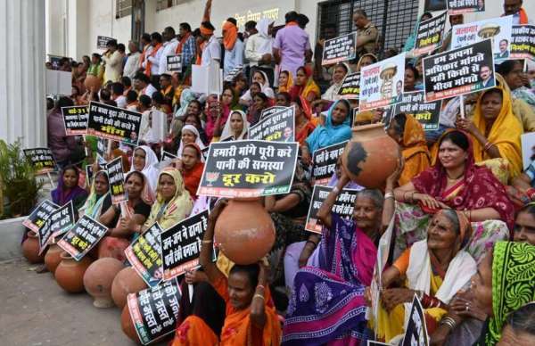 समस्त भाजपा पार्षद दल, भाजपा पदाधिकारी,कार्यकर्तागण, एवं नागरीकगण मटका लेकर प्रदर्शन किया 