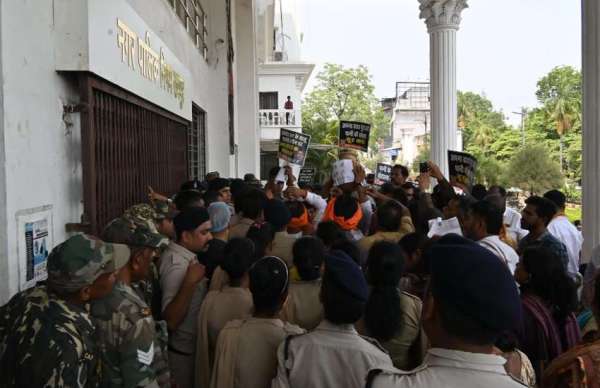 इस प्रदर्शन को भाजपा वरिष्ठ नेता संजय श्रीवास्तव,राजीव अग्रवाल प्रफुल विश्वकर्मा,सत्यम दुवा ने  भी आमजन को संबोधित करते हुए नगर निगम के भ्रष्टाचार पर प्रकाश डाला,प्रदर्शन का संचालन उप नेताप्रतिक्ष  मनोज वर्मा द्वारा किया गया।