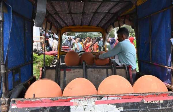 प्रदर्शन के लिए ऑटो में मटके मंगाए गए