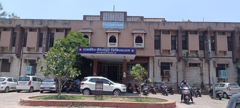 खाली पड़े बेड, इमरजेंसी भी बंद, गंभीर हालत में मरीज एसएमएस हो रहे रैफर