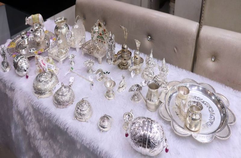 चांदी की चम्मच से लगा रहे ठाकुरजी को भोग, बांसुरी भी चांदी की