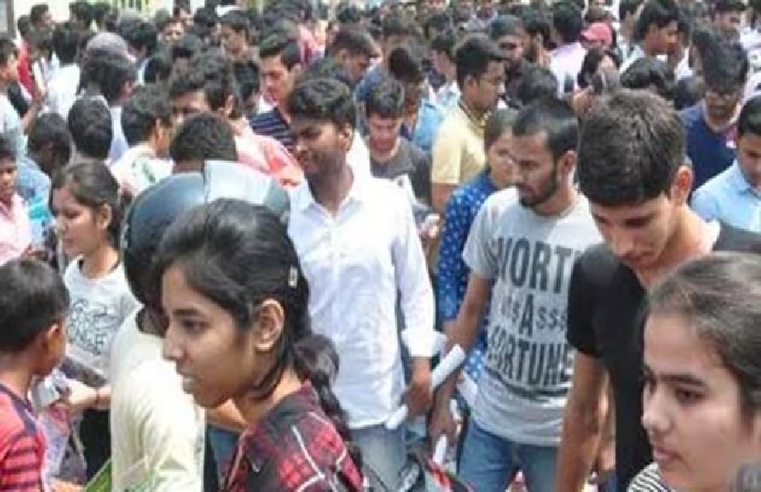 बेहतर भविष्य की चाह.. 41 डिग्री में भी रोजगार कार्यालय में युवाओं की भारी भीड़