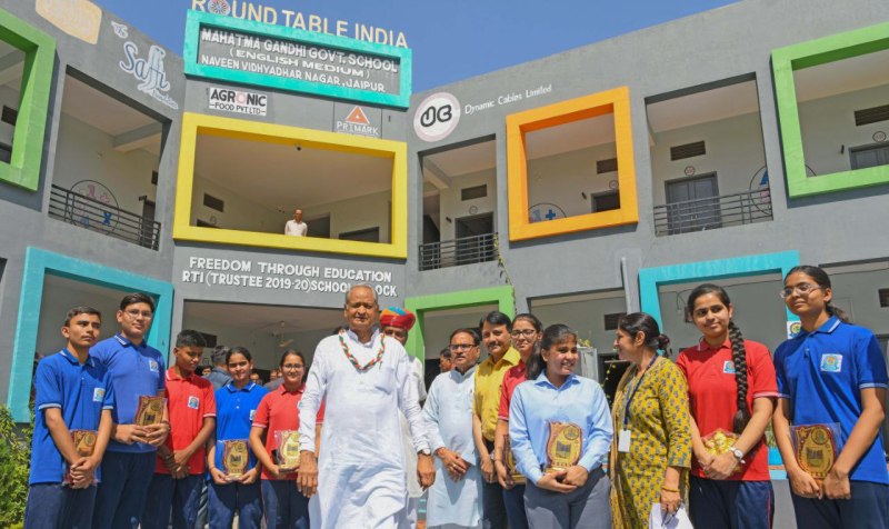 मुख्यमंत्री ने किया विद्यार्थियों से संवाद