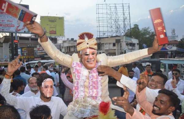 भाजयुमो ने भ्रष्टाचार की बारात निकाली