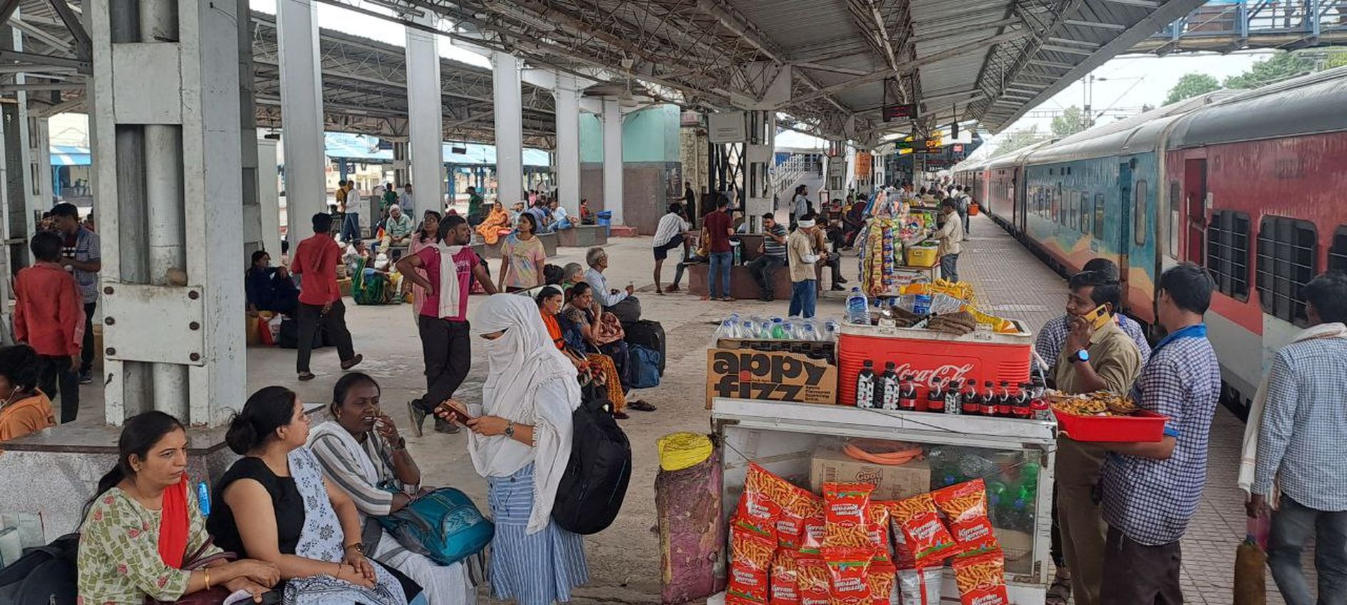 Non interlocking block at railway station, a dozen trains affected