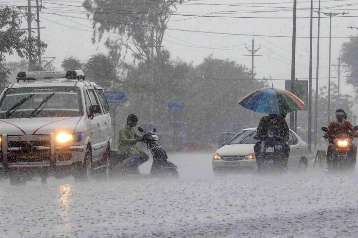 UP Weather alert Heavy rain for 12 hours Monsoon will reach late