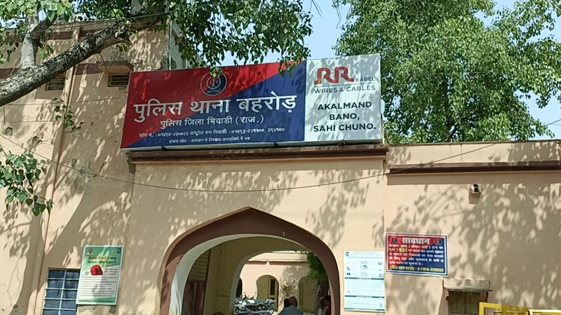 Theft on the pretext of buying rake and junk on the pretext of ferrying