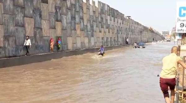 जोर लगा के हईशा... पालनपुर में जलभराव में फंसे वाहनों को धकेल कर ले जा रहे चालक
